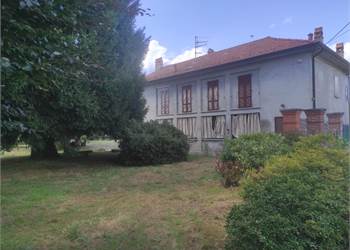 INTERA CASA  BIFAMILIARE  CON  AMPIO GIARDINO
